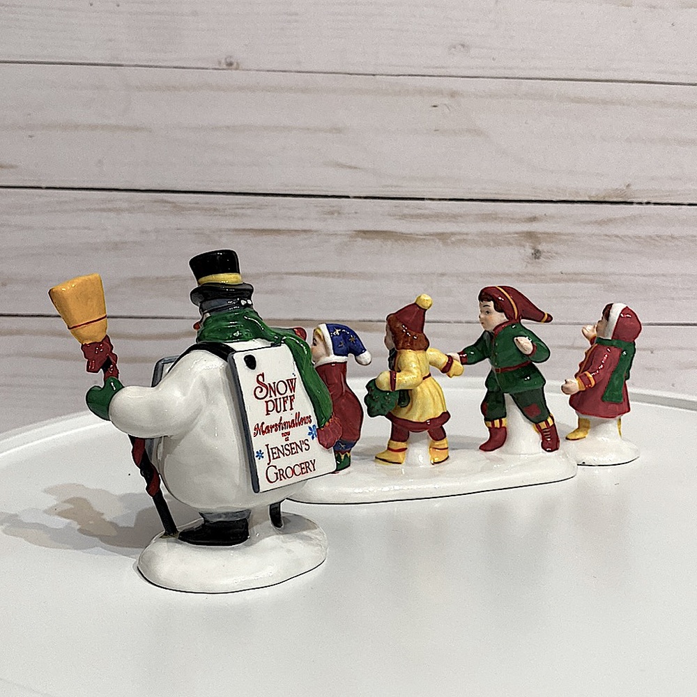 DEPARTMENT 56 - He Led Them Down The Streets Of Town - Original Snow Village - Picture 4 of 9
